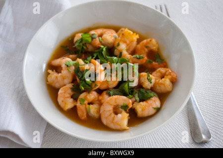 Einfaches Gericht aus großen Garnelen rühren gebraten mit Knoblauch und Thai sweet Chili Dip-Sauce mit Koriander bestreut Stockfoto