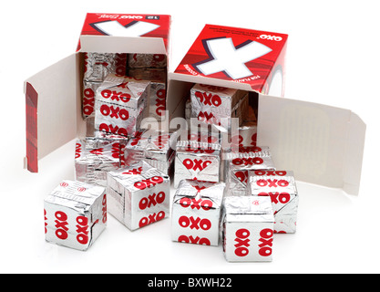 Haufen von Rindfleisch OXO Würfel Verschütten von zwei 12 Container-Boxen Stockfoto