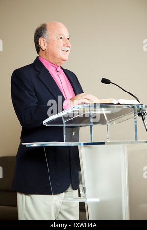 Minister steht an der Kanzel eine Predigt zu seiner Gemeinde zu geben. Stockfoto