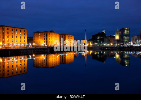 Die reflektierten Gebäude der Albert Dock bei Nacht, Liverpool, Merseyside, Uk Stockfoto