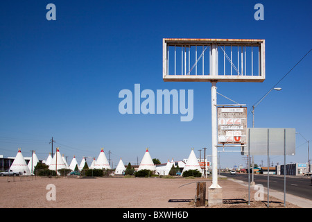 USA, Arizona, Holbrook, verlassene Tankstelle und Wigwam Motel an der Route 66 am Sommermorgen Stockfoto