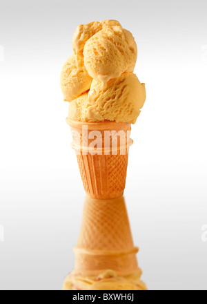 Kornische Vanille Eis in einer Waffel-Wanne Stockfoto
