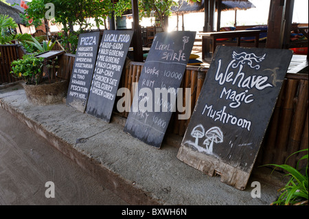 Schild Werbung magische Pilze zu verkaufen, Gili Trawangan, Lombok, Indonesien. Stockfoto