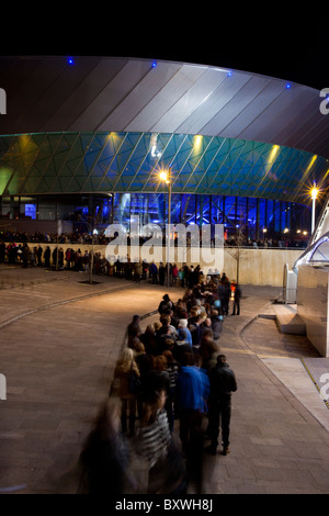 Abendliche Theater der Warteschlange in der Echo Arena and Convention Centre, Wheel of Excellence Exhibition Centre, Kings Dock, Liverpool, Merseyside, England, Großbritannien Stockfoto