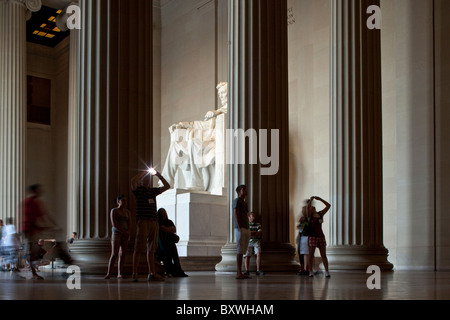 District of Columbia, Washington, DC, USA-Touristen knipsen innen Lincoln Memorial Stockfoto