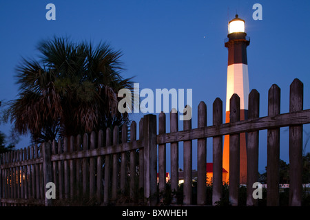 USA, Georgia, Tybee Island, Holz Gartenzaun verwittert und Tybee-Leuchtturm in der Abenddämmerung am Sommerabend Stockfoto