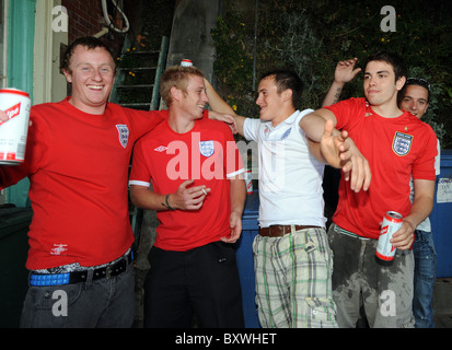 England Fußball-Fans, die immer bereit, auf das Team während der WM 2010 in der Concorde 2 eine Bar mit einer großen Leinwand jubeln Stockfoto