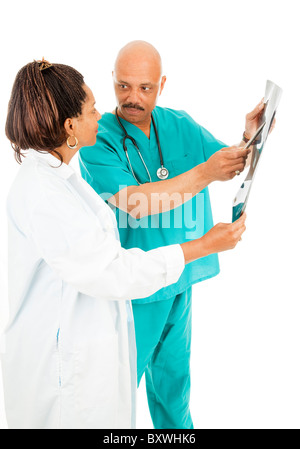 Gut aussehende Ärzte diskutieren Röntgenaufnahmen des Patienten. Isoliert auf weiss. Stockfoto