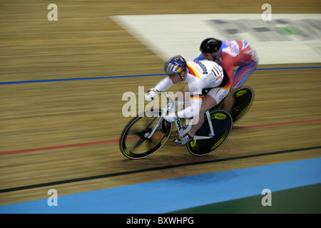 Jan van Eijden Befugnisse vor Großbritanniens Sir Chris Hoy Track Radsport UCI World Cup Manchester UK Velodrome April 2004 Stockfoto