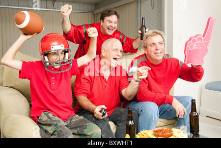 Aufgeregt Fußballfans beobachten die Mannschaftswertung einen Touchdown. Stockfoto
