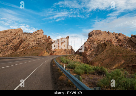 Eine malerische Wicklung Highway, i-70, Schnitte durch einen majestätischen Canyon Felsformation in der Wüste von Utah Stockfoto