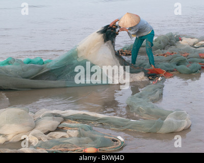 VIETNAM FRAUEN AUS CO-OPERATIVE CASTING FISCHERNETZ IM MEER IN DER NÄHE VON MUI NE Stockfoto