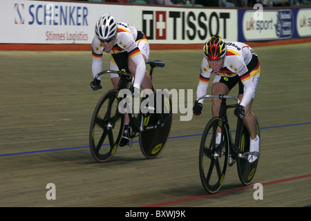 zwei deutsche Frauen Sprinter Track fahren Rennen UCI World Cup Manchester UK Velodrome Jan 2005 Stockfoto