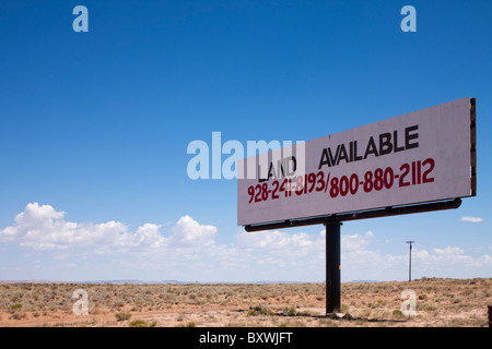 USA, Arizona, Holbrook, Land verfügbaren Billboard Zeichen in Wüste entlang der Route 66 am Sommermorgen Stockfoto