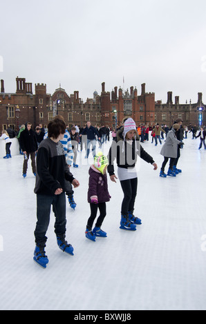 Menschen-Eislaufen auf den Winter Eisbahn an der Hampton Court Palace London England Stockfoto