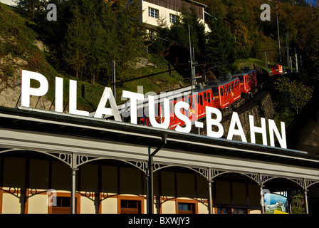 Dem Pilatus Bahn Eisenbahn Station Alpnachstadt Schweiz Zahnrad Antriebe benötigt, um 48 % Berg Steigungen zu überwinden Stockfoto