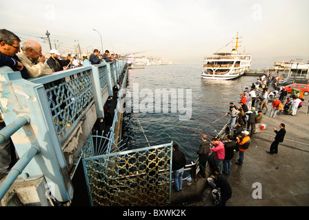 ISTANBUL, Türkei / Türkiye - Angeln vor Istanbuls historischer Galata-Brücke über das Goldene Horn. Stockfoto