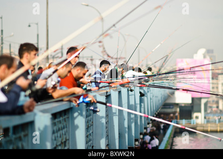 ISTANBUL, Türkei / Türkiye - Angeln vor Istanbuls historischer Galata-Brücke über das Goldene Horn. Stockfoto