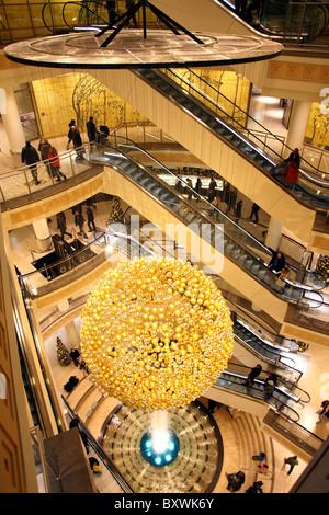 Weihnachts-Dekoration in einem Einkaufszentrum.  Viele goldene Christbaumkugeln bildet eine riesige Kugel. Stockfoto