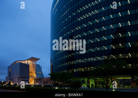 USA, Connecticut, Hartford, Phoenix Gebäude und Connecticut Science Center in der Abenddämmerung Stockfoto