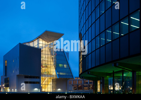 USA, Connecticut, Hartford, Phoenix Gebäude und Connecticut Science Center in der Abenddämmerung Stockfoto