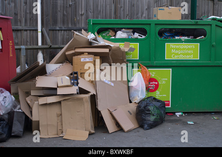 überladene recycling-Anlagen, wo Menschen Dump, verweigern neben überspringt Stockfoto