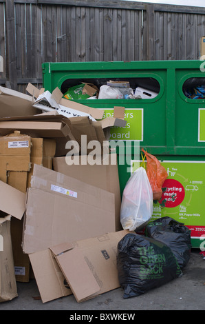 überladene recycling-Anlagen, wo Menschen Dump, verweigern neben überspringt Stockfoto