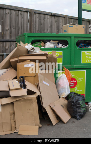 überladene recycling-Anlagen, wo Menschen Dump, verweigern neben überspringt Stockfoto