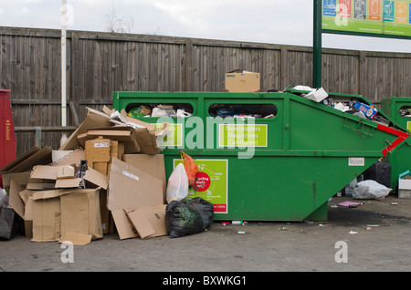 überladene recycling-Anlagen, wo Menschen Dump, verweigern neben überspringt Stockfoto