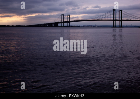 USA, New Jersey, Delaware Memorial Bridge Delaware River bei Sonnenuntergang am bewölkten Frühlingsabend Stockfoto