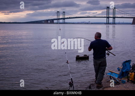 USA, New Jersey, Mann Angeln in der Nähe von Delaware Memorial Bridge Delaware River an bewölkten Frühlingsabend Stockfoto