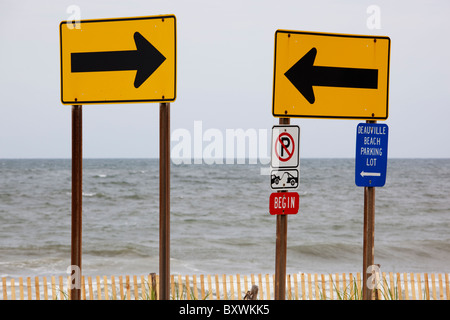 USA, Delaware, Rehobeth Beach, Pfeil Straßenschilder entlang Atlantik am Sommermorgen Stockfoto