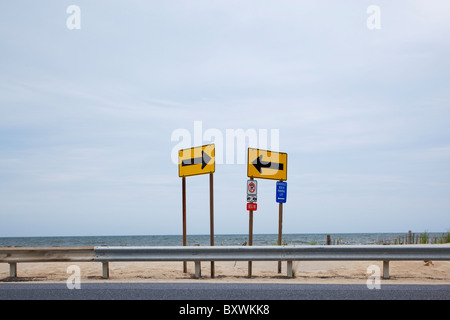 USA, Delaware, Rehobeth Beach, Pfeil Straßenschilder entlang Atlantik am Sommermorgen Stockfoto