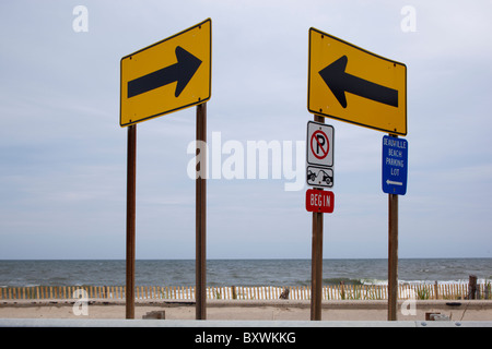 USA, Delaware, Rehobeth Beach, Pfeil Straßenschilder entlang Atlantik am Sommermorgen Stockfoto