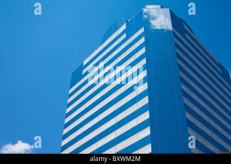 USA, Florida, Jacksonville, klaren blauer Himmel reflektiert Büro Glasturm in die Innenstadt von Business-Center Stockfoto