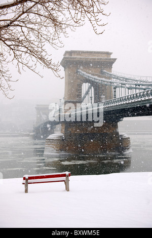 Szechenyi Lánchíd, Kettenbrücke im Schnee. Budapest Stockfoto