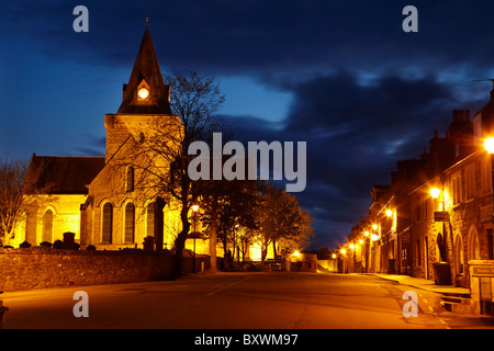 Dornoch Cathedral, beleuchtet bei Nacht (erbaut im 13. Jahrhundert), und High Street, Dornoch, Highlands, Schottland, Vereinigtes Königreich Stockfoto