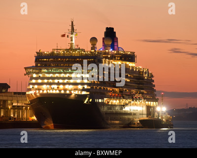 Cunard Kreuzfahrtschiff, die Queen Victoria in Southampton England UK am frühen Morgen festgemacht Stockfoto