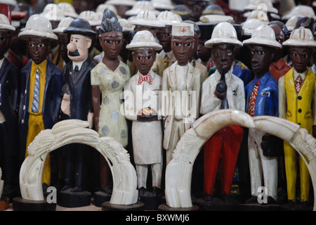 Holz und Metall Skulpturen an der 12. alle zwei Jahre stattfindende Salon International de l'Artisanat de Ouagadougou (SIAO) in Burkina Faso. Stockfoto