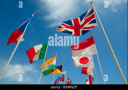 Union Jack und andere Länder der Welt Flaggen International fliegen Stockfoto