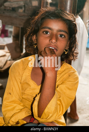 Porträt eines indischen Mädchen in einem Obdachlosen-Camp in Kathmandu, Nepal Stockfoto