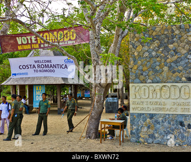 Willkommen Sie bei Kreuzfahrt-Passagiere auf indonesischen Insel Komodo Stockfoto