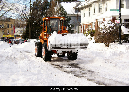 Planierraupe hilft bei Schnee Reinigungsaufwand in New York Stockfoto