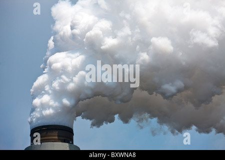 USA, West Virginia, Winfield, Dampf wabert aus Schornstein im John Amos Coal-Fired Kraftwerk am Frühlingsmorgen Stockfoto