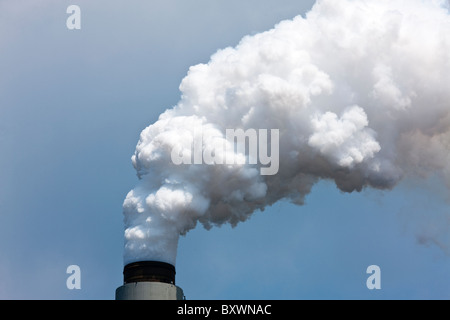 USA, West Virginia, Winfield, Dampf wabert aus Schornstein im John Amos Coal-Fired Kraftwerk am Frühlingsmorgen Stockfoto