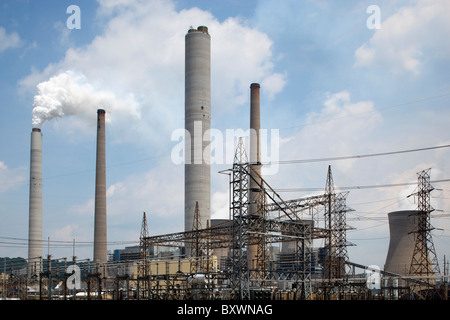 USA, West Virginia, Winfield, Dampf wabert aus Schornsteinen im John Amos Coal-Fired Kraftwerk am Frühlingsmorgen Stockfoto