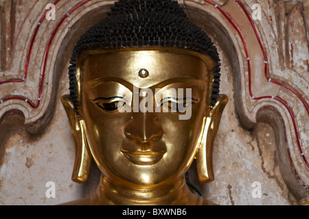 Buddha im Htilominlo Tempel in bagan Stockfoto