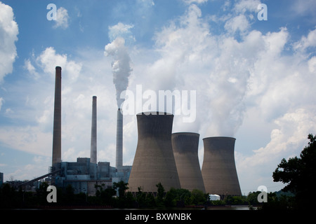 USA, West Virginia, Winfield, Dampf wabert aus Schornsteinen im John Amos Coal-Fired Kraftwerk am Frühlingsmorgen Stockfoto