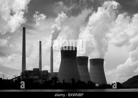 USA, West Virginia, Winfield, Dampf wabert aus Schornsteinen im John Amos Coal-Fired Kraftwerk am Frühlingsmorgen Stockfoto