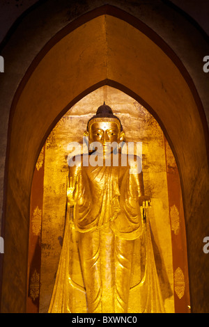 Buddha-Statue im Ananda-Tempel in Bagan Stockfoto